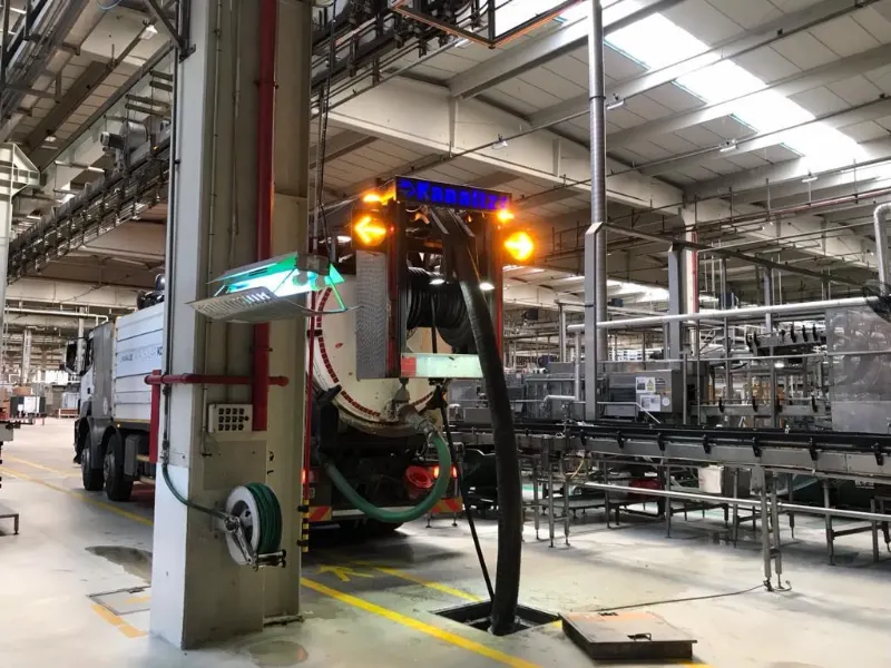 Üretim tesisinde kanal temizleme çalışması