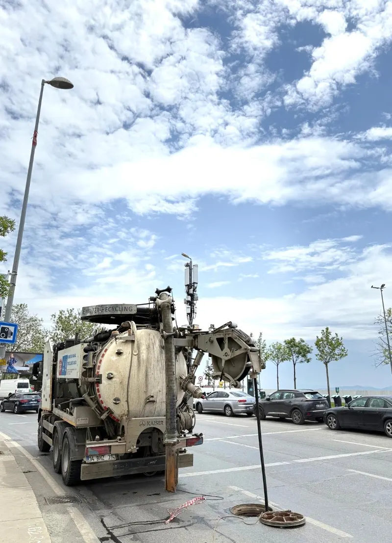 Cadde üzerinde rögar ve kanalizasyon temizliği