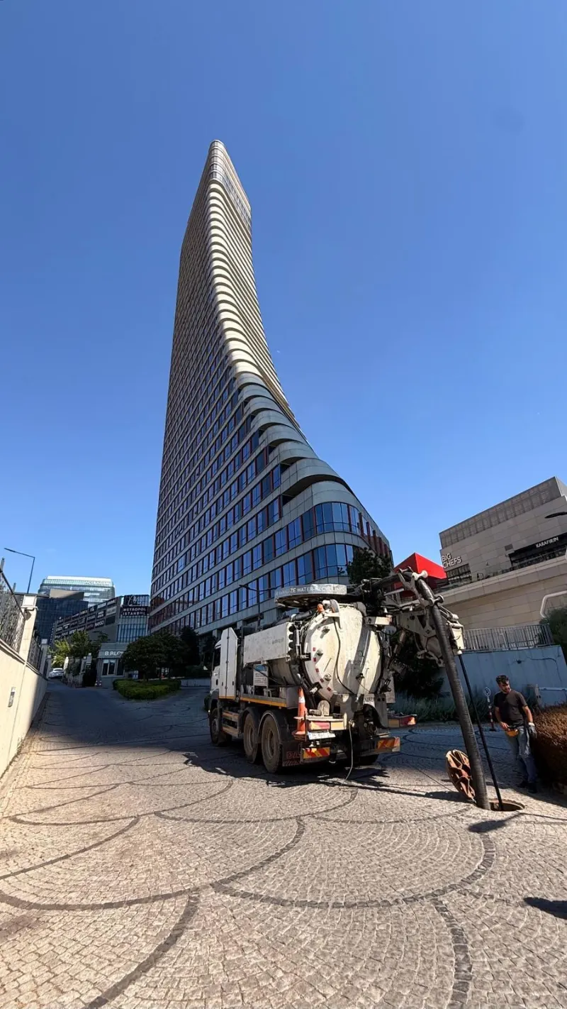 Plaza önünde kombine kanal temizleme aracı